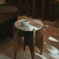 Banqueta / Mesa Auxiliar "Nexo" de Segoro Estudio
